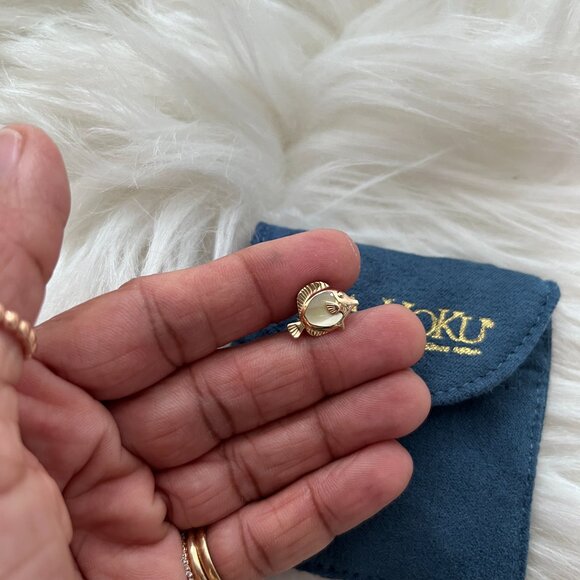 Na Hoku Single 14K Yellow Gold Fish Stud Earring With Pearl INLAY. - Picture 3 of 4